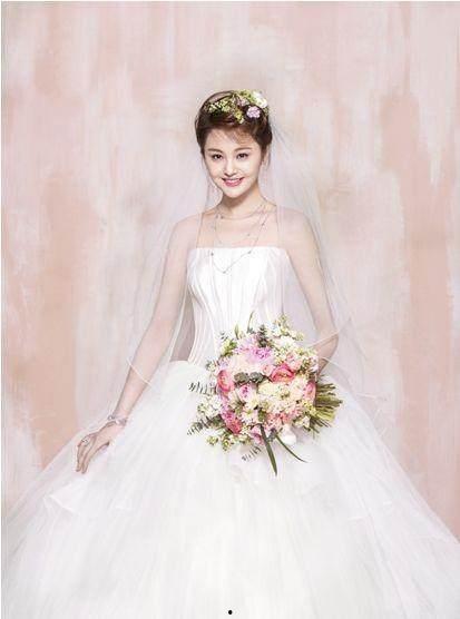 明星网红结婚穿着图片女,新娘穿搭惊艳全场
