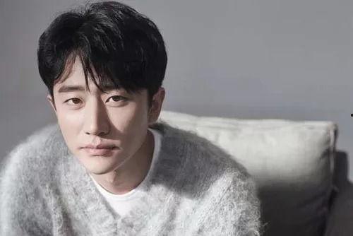 明星网红冯振宇简介,从平凡走向璀璨的星光之路