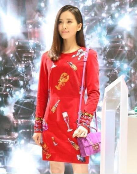 女明星网红裙子掉落图片