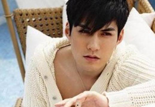 长得像香港男明星网红,这位男星长相酷似香港巨星，走红网络引热议