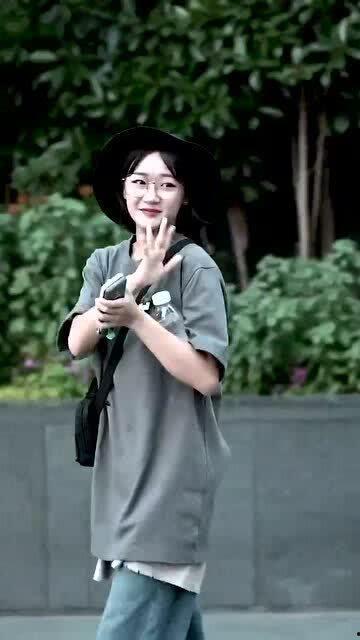 模仿明星网红走街的人